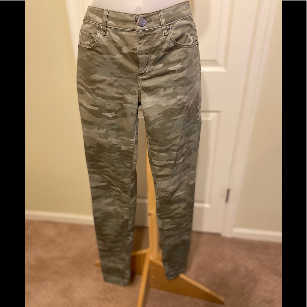Loft - Woman’s green camo straight leg pants, Size: 2Tall